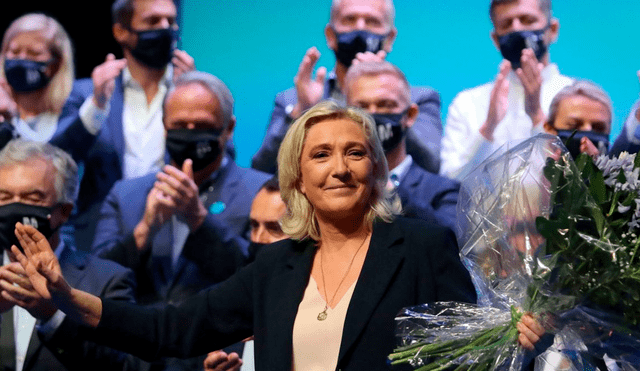 Marine Le Pen se ha esforzado en suavizar su imagen para dejar atrás el acalorado cara a cara con Macron de 2017, en el que se le reprochó su “agresividad” y “su falta de preparación”. Foto: AFP