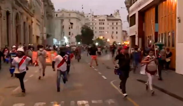 Manifestantes tiraron piedras, Policía respondió con lacrimógenas y las demás personas corrieron atemorizadas. Foto: captura Canal N