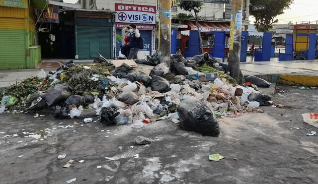 En solo cuatro días, grandes cúmulos de basura aparecieron en diversos puntos de Chimbote. Foto: Chimbote en la Web.