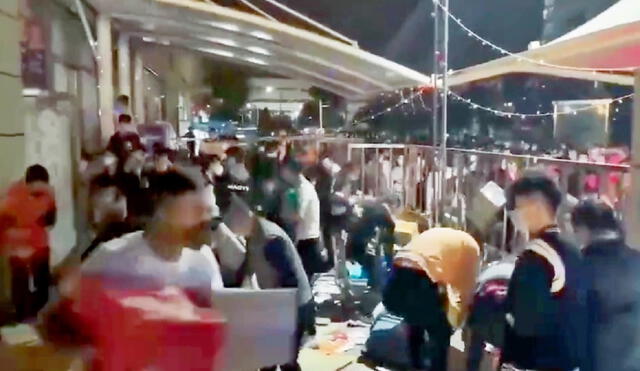 Los habitantes de Shanghái fueron captados mientras saqueaban supermercados. Foto: captura de video de @Byron_Wan / Twitter