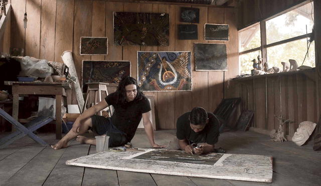 Escena. El artista plástico Rember Yahuarcani López junto a su padre. Pertenece al clan de la Garza Blanca. Foto: difusión