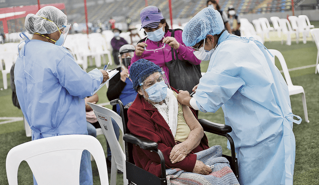 Seguros. Los expertos aconsejan recibir la tercera dosis y señalan que todas las vacunas son buenas para proteger a las personas. Foto: difusión