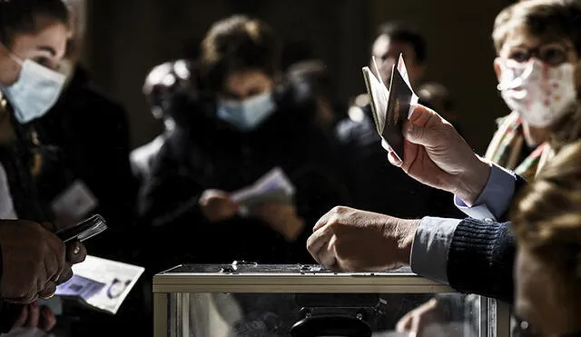 Ciudadanos hacen cola para emitir su voto para la primera ronda de las elecciones presidenciales de Francia. Foto: AFP