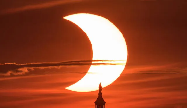 Fotografía de un eclipse solar parcial sobre el Capitolio, en Estados Unidos, en 2021. Foto: NASA / Bill Ingalls
