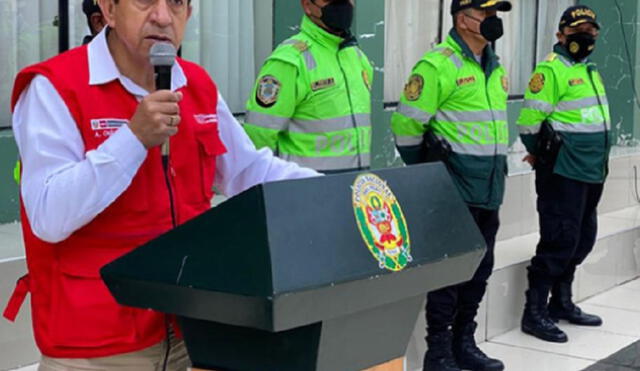 El ministro del Interior, Alfonso Chávarry Estrada, entregó una camioneta recuperada a una familia de Puno. Foto: Agencia Andina