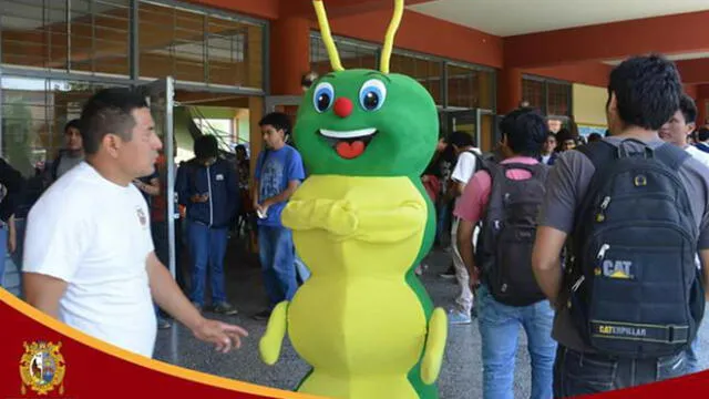 Los estudiantes aprovechan para tomarse fotos con el gusano. Foto: captura de Facebook