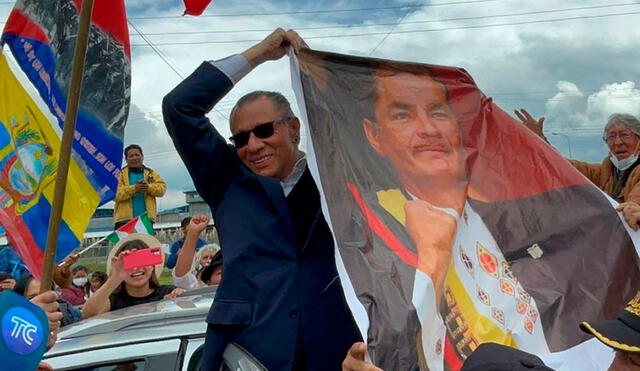Jorge Glas tras salir de la cárcel en Ecuador con un afiche de Rafael Correa. Foto: AFP