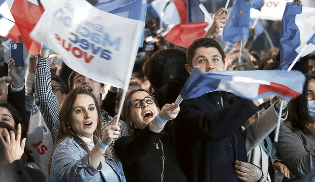 Festejos. Simpatizantes del mandatario francés celebraron una nueva victoria del líder centrista.