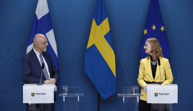 El ministro de la UE de Suecia, Hans Dahlgren (L), y el ministro de la UE de Finlandia, Tytti Tuppurainen, en una conferencia de prensa. Foto: AFP