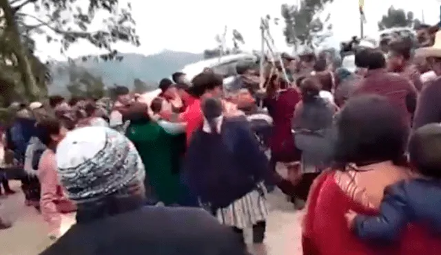 Pelea entre fieles cajamarquinos durante el Domingo de Ramos. Foto: Canal N