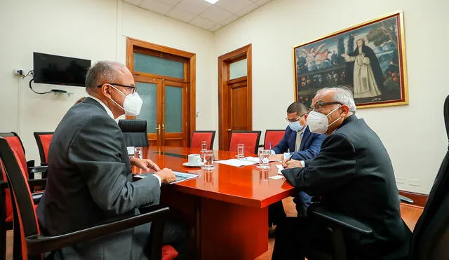 Aníbal Torres durante su encuentro con representantes de Antamina. Foto: PCM