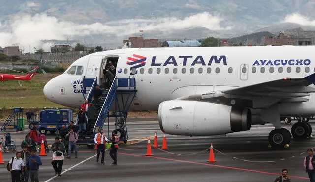 Aerolínea anunció que no habrá penalidades para viajeros que reprogramen viaje tras verse afectados por la falla en el sistema de migraciones. Foto: Andina