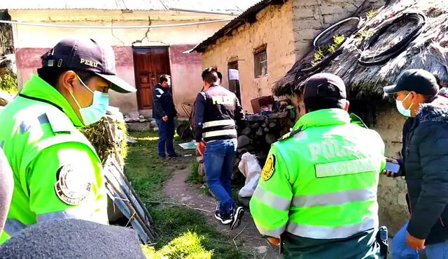 Puno. Detectives de la Policía Nacional llegaron al lugar para las diligencias. Foto: Sur Noticias Yunguyo