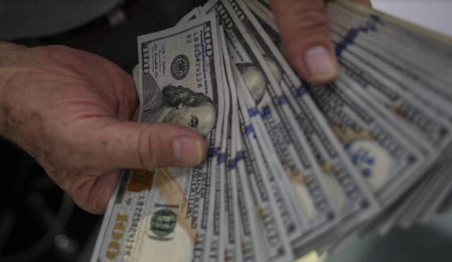Conoce cuál es el precio del dólar en Perú hoy,  martes 12 de abril del 2022. Foto: AFP