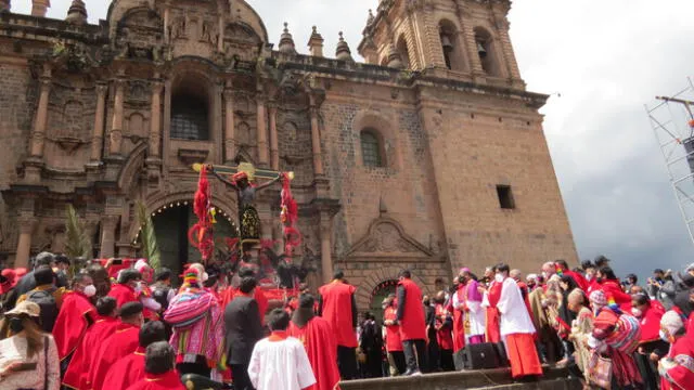 Devoción. Después de dos años, ayer pasado el mediodía la imagen del Señor de los Temblores salió de la catedral de Cusco. Foto: La República