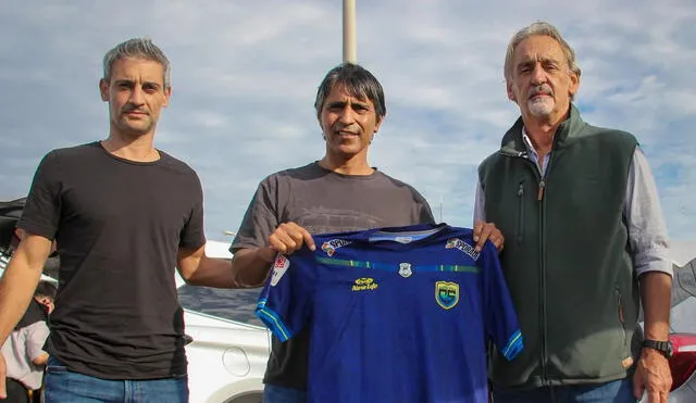 Tabaré Silva posó con la camiseta de Carlos Stein junto a su comando técnico. Foto: Carlos Stein