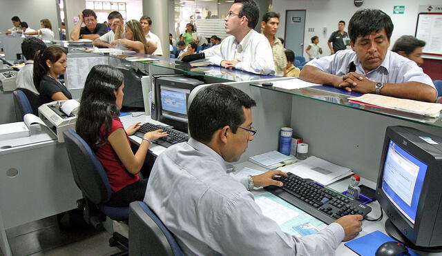 Según la normativa, a los trabajadores les corresponde el triple de su remuneración diaria si asisten a su centro de trabajo. Foto: Andina