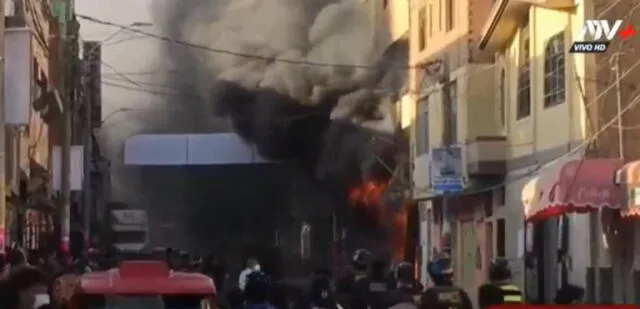 Incendio se registra en mercado mayorista de Huacho. Foto: captura / ATV