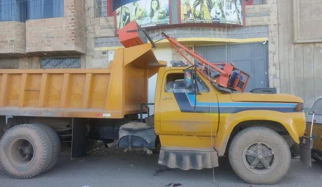 El joven terminó dentro de la tolva del volquete. Foto: Liubomir Fernández