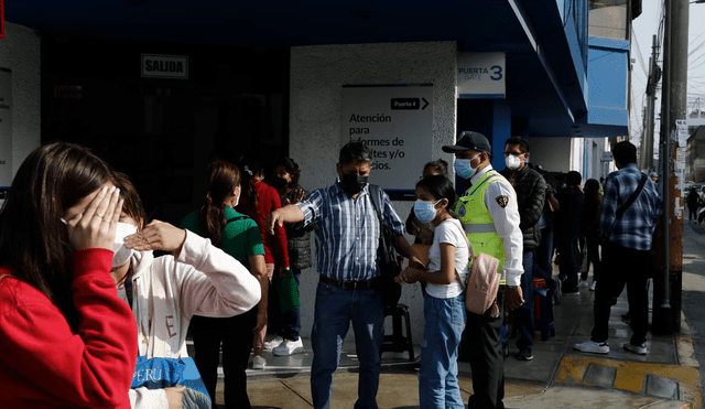 Largas colas continúan en Migraciones. Foto: Marco Cotrina / La República