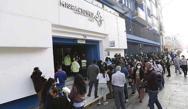Largas colas. Cientos de personas debieron esperar por varias horas en los exteriores de Migraciones, tanto en Breña como en el aeropuerto Jorge Chávez. Foto: Marco Cotrina/ La República