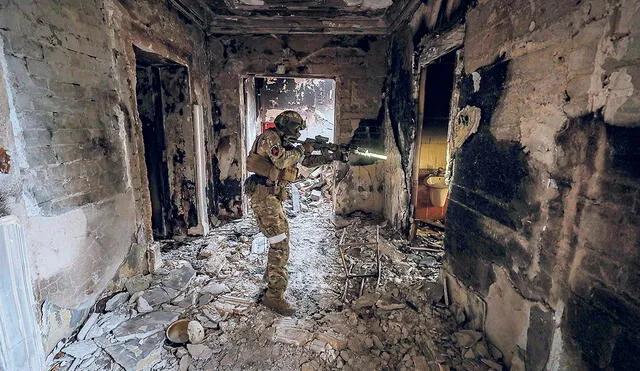 Caos y destrucción. Un soldado ruso busca sobrevivientes entre las instalaciones del destruido teatro de Mariúpol. Foto: EFE