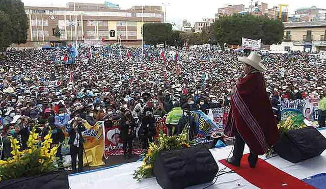 En campaña.  Pedro Castillo pronuncia un mitin en Puno ante multitud. Ese romance también comienza a agotarse por demandas que no son atendidas. Foto: La República
