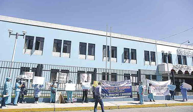 Protesta. Enfermeras y médicos protestan en las afueras de hospital Yanahuara por asunción de nuevo gerente. Foto: La República