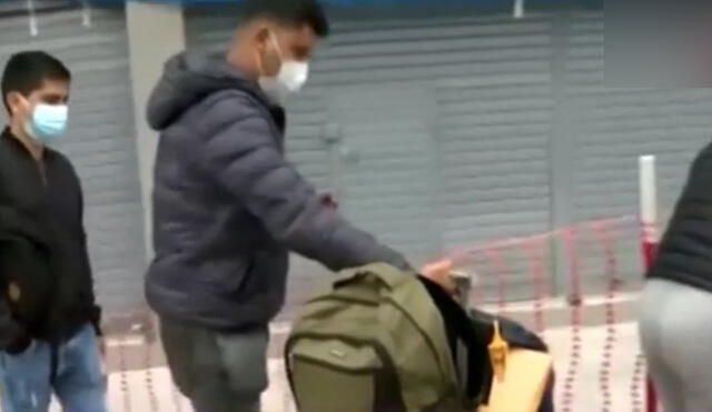 Hombre estuvo desde temprano con sus maletas para lograr tramitar su pasaporte. Foto: captura de Latina