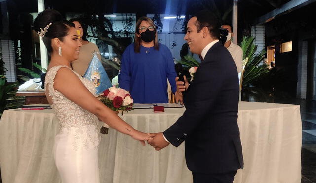 Jairo Huerta y Hakeny Ochoa se casaron desde su hogar, a través del servicio de matrimonio a domicilio implementado por la Municipalidad del Callao. Foto: Callao