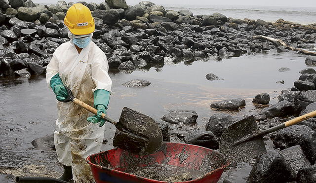 Más Cuestionamientos. Según OEFA, la “técnica de limpieza” no es la más adecuada y contamina más las playas de Huaral. Foto: Gerardo Marín/La República