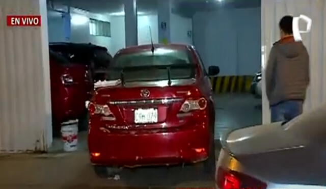 Sujeto acusado de narcotráfico pretendía transportar droga en este auto rojo. Video: Panamericana TV