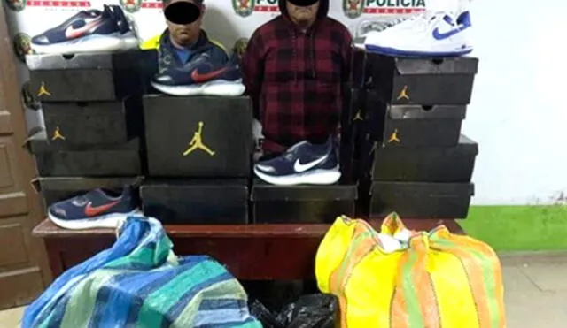 Intervenidos cayeron con 128 pares de zapatillas con marcas que serían falsas. Foto: PNP