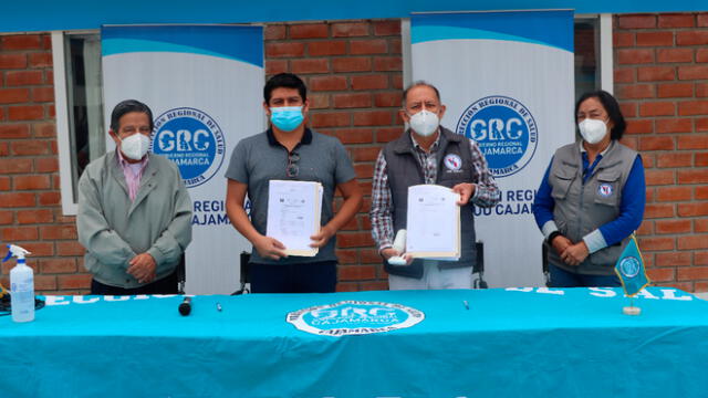 Autoridades de la Diresa y Proregión firman contrato para adquirir ambulancias para Cajamarca. Foto: GRC
