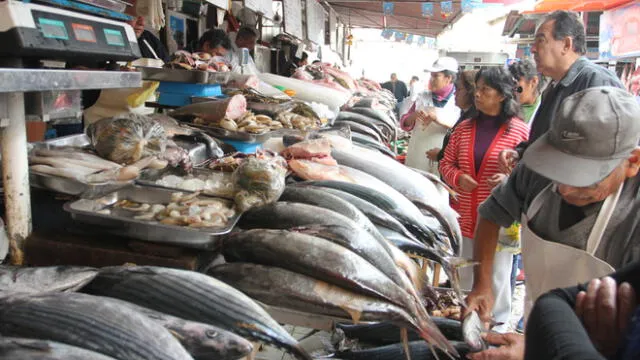 Existe una gran variedad de pescados y distintos precios a los que puedes acceder en Semana Santa. Foto: Archivo LR