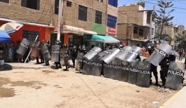 Policía tuvo que cubrirse con sus escudos de la lluvia de piedras. Foto: captura de video/Tvi Noticias.