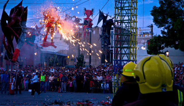 La quema simbólica de Judas es un tradición religiosa de Semana Santa, arraigada en México y Venezuela. Foto: captura/ Wikimedia Commons.