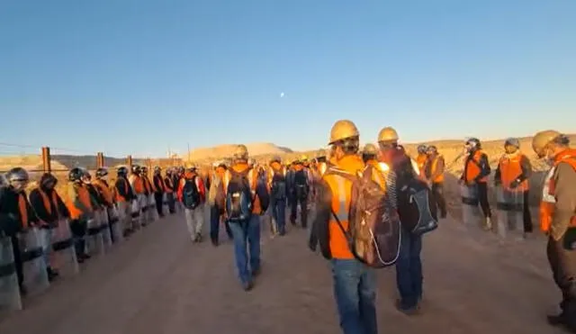 Trabajadores de Southern estaba provistos de cascos y escudos. Foto: captura video de Facebook