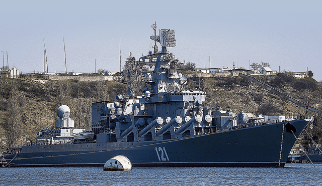 El Moskva. Una de las últimas fotografías del crucero ruso navegando por el mar Negro. Foto: EFE