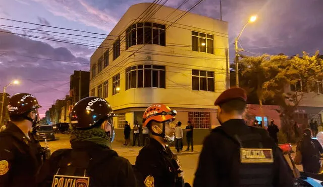 Contingente policial llegó hasta la vivienda magistrada por prevención. Foto: La República