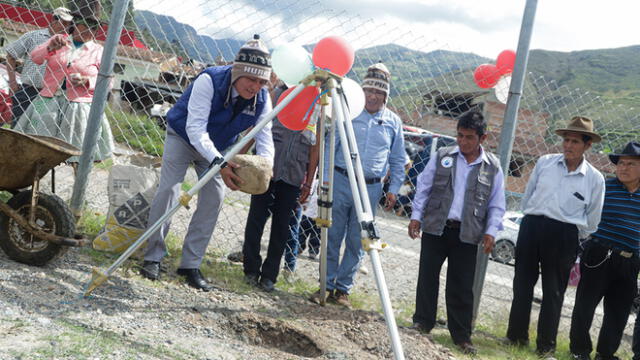 Ceremonia de colocación de la primera piedra de la obra de saneamiento en Jangas. Foto: GORE Áncash.