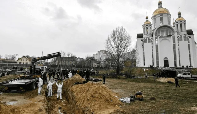 El jefe de la Policía ucraniana en Kiev añadió que continúan los trabajos de levantamiento de los escombros en Makariv y Borodianka por lo que señaló que la cifra de muertos puede ser mayor. Foto: AFP