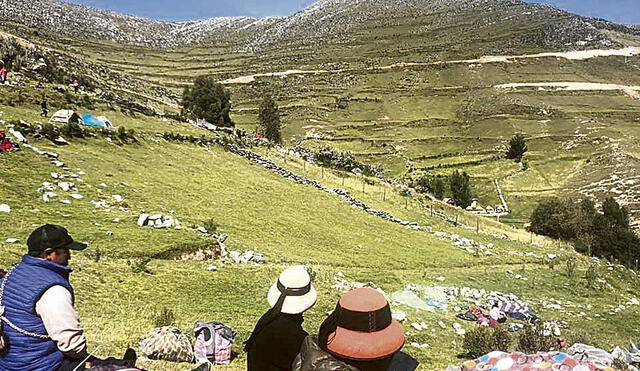 Fuerabamba. Comuneros ingresan a terrenos de Las Bambas y pernoctan en el lugar. Foto: difusión