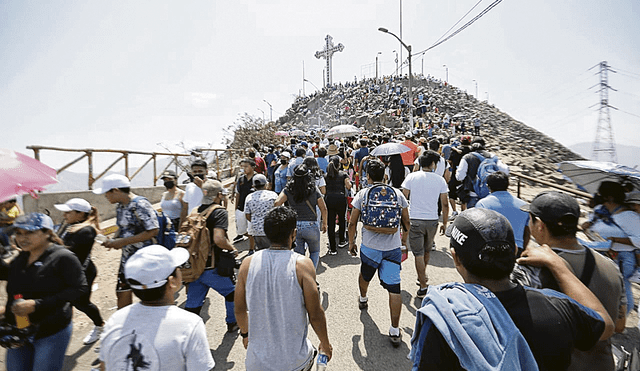 Hasta el cielo. Cientos de personas visitaron el cerro San Cristóbal siguiendo el tradicional recorrido de Semana Santa. Foto: difusión