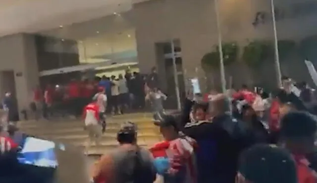 Hinchas del Chivas de Guadalajara intentan agredir a futbolistas por resultados en la Liga MX. Foto: captura