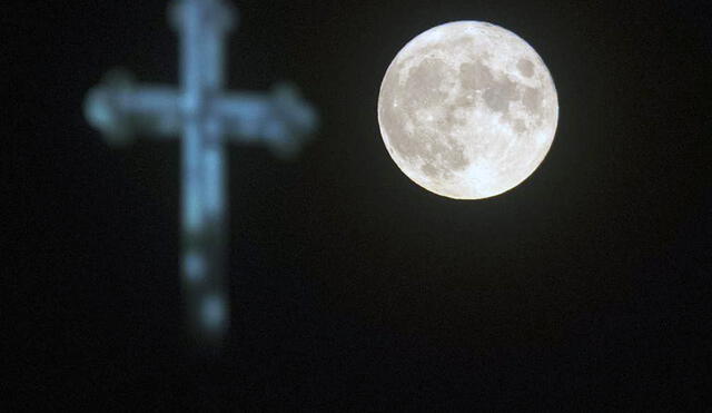 A la luna rosa también se le conoce como luna pascual, ya que coincide con los días de Pascua y Semana Santa. Foto: AFP