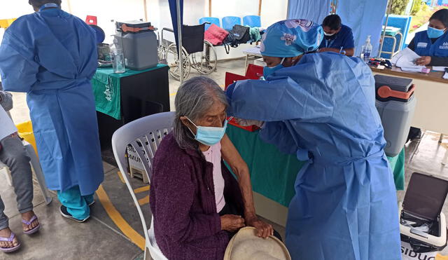 Son pocos los adultos mayores de 70 años que acuden por la cuarta dosis. Foto: H. Rodríguez