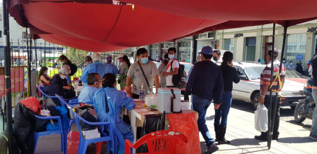 Personas acudieron este sábado al vacunatorio del mercado San Camilo. Foto: Wilder Pari/URPI