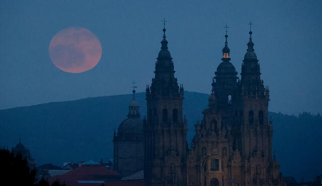 La Superluna de Pascua, o superluna rosa, salió esta noche de sábado sobre Santiago de Compostela. Foto: EFE