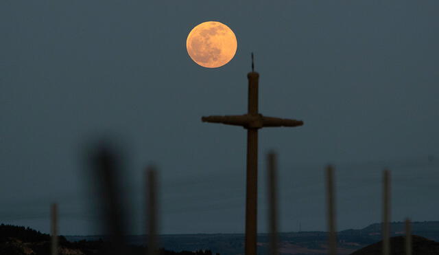 La Luna rosa hoy Sábado Santo en Logroño (España). Foto: EFE
